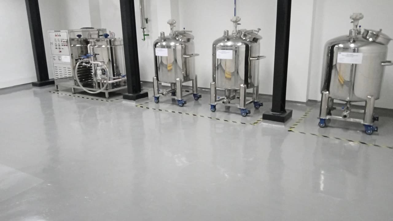 Fabrikasi deretan Mobile Storage Tank stainless steel beroda dan sistem skid-mounted untuk proses pemindahan bahan higienis di ruang steril