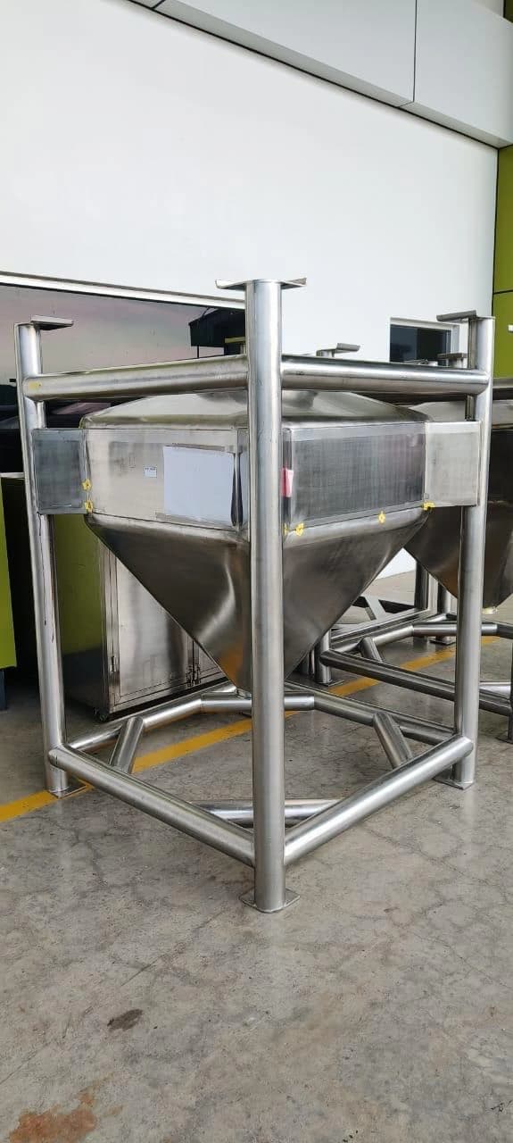 Fabrikasi Stainless Steel Hopper Bin atau IBC Tote untuk penyimpanan dan distribusi material powder/granule industri oleh PT BSE