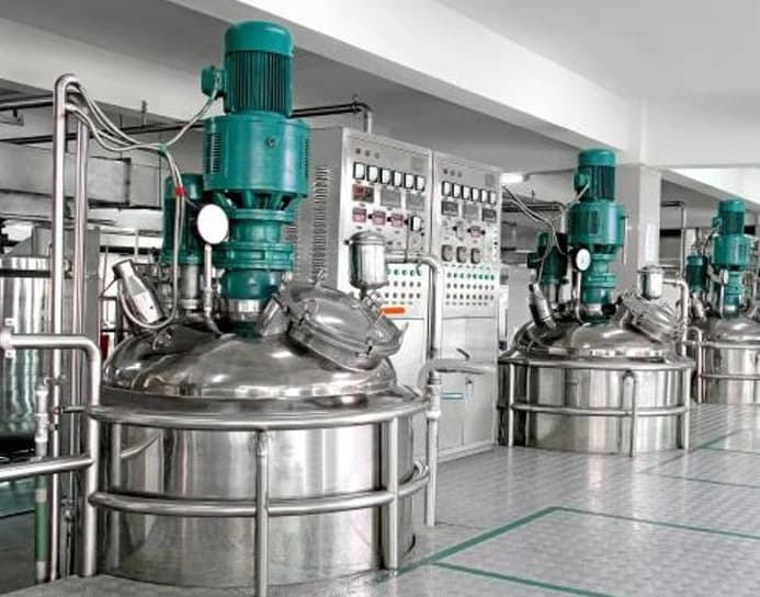Fabrikasi dan perakitan deretan tangki pencampur (mixing tank) stainless steel industri dengan motor agitator dan panel kontrol elektrikal