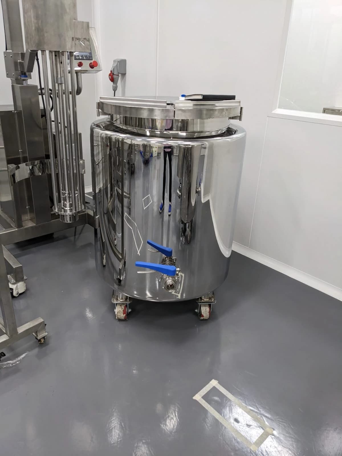 Fabrikasi Mobile Storage Tank atau Tangki Transfer Stainless Steel dengan mirror finish dan roda untuk ruang produksi farmasi dan kosmetik