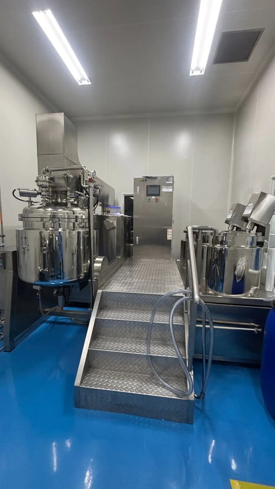 Fabrikasi dan instalasi mesin vacuum emulsifying mixer stainless steel lengkap dengan panel kontrol untuk industri oleh PT BSE