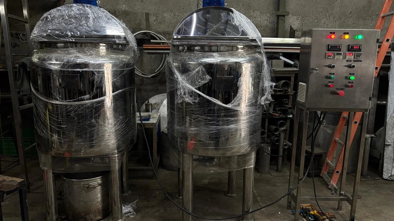 Hasil akhir fabrikasi tangki stainless steel custom dilengkapi panel kontrol operasional, siap dikirim dari workshop mandiri PT BSE