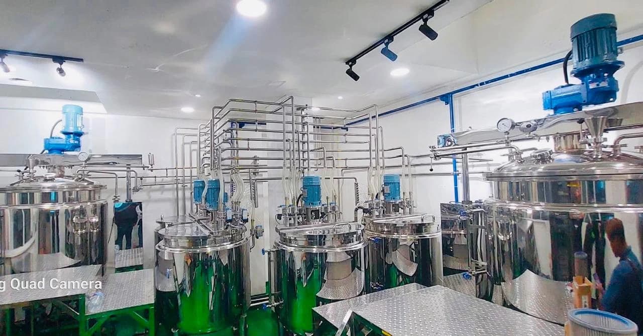 Pekerjaan instalasi MEP liquid processing plant meliputi jaringan perpipaan sanitary kompleks, pneumatic valve otomatis, dan deretan mixing tank oleh PT BSE