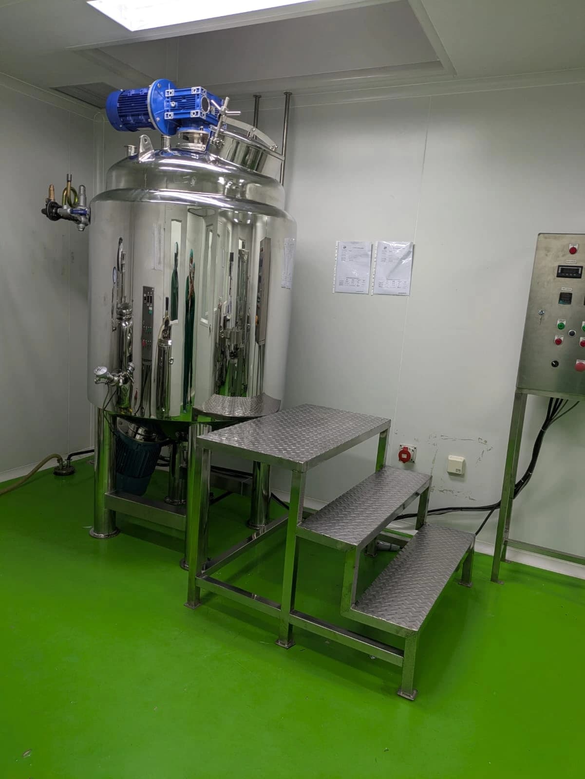 Instalasi Sanitary Process Tank stainless steel mirror finish lengkap dengan tangga platform akses operator dan panel kontrol untuk ruang steril