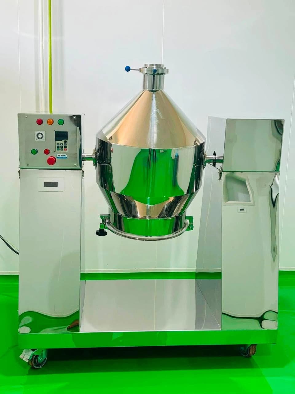 Fabrikasi mesin Rotary Powder Mixer atau Tumbling Blender full stainless steel dengan panel kontrol terintegrasi untuk pencampuran serbuk industri